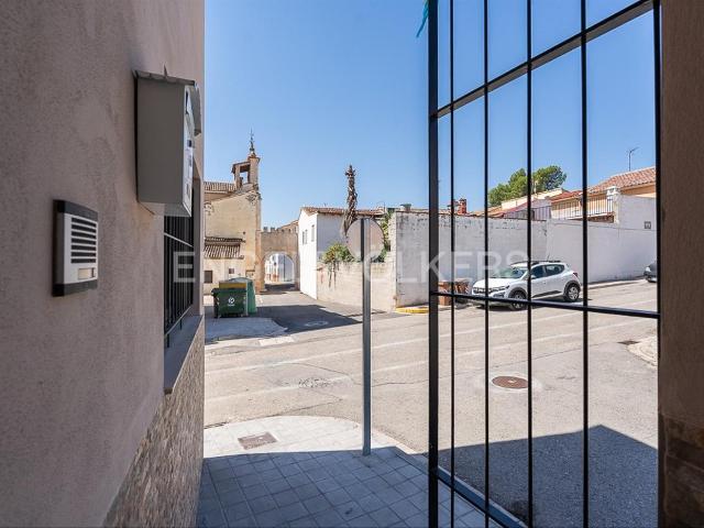 Casa en venta en Torrella. Espaciosa casa adosada con terraza y vistas a la sierra en Torrella. Casas.