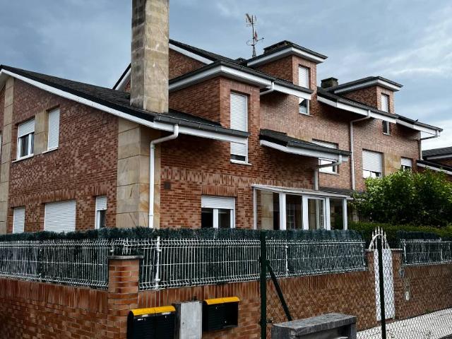 Casa adosada en Venta en Tanos