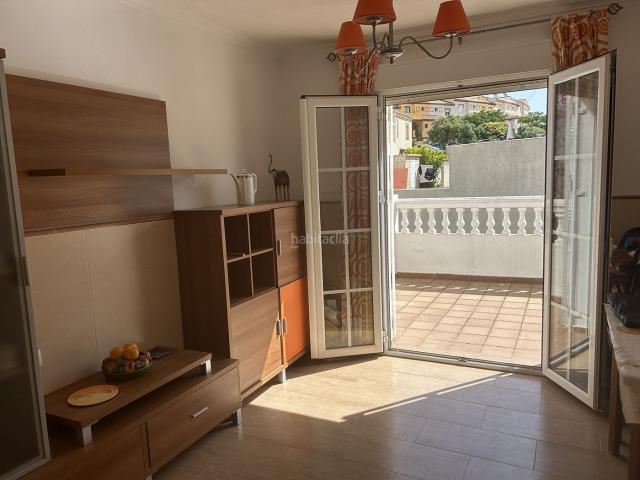 Casa adosada en venta en Tarifa, Tarifa Ciudad. Se vende luminoso adosado con dos terrazas y garaje. Casas adosadas.