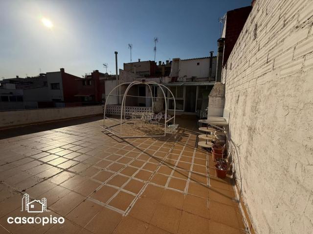 Casa adosada en venta en Terrassa, Ca n'Aurell. Dos casas unidas con gran potencial edificable a pocos minutos del centro de Terrassa. Casas adosadas.