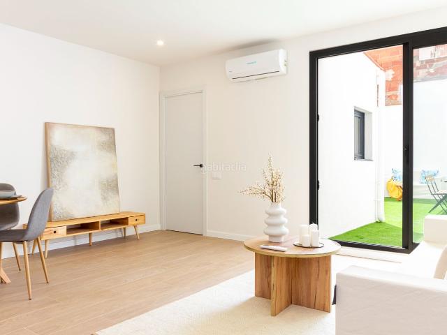 Casa adosada en venta en Terrassa, Ca n'Anglada. Chalet pareado totalmente reformado con patio privado. Casas adosadas.