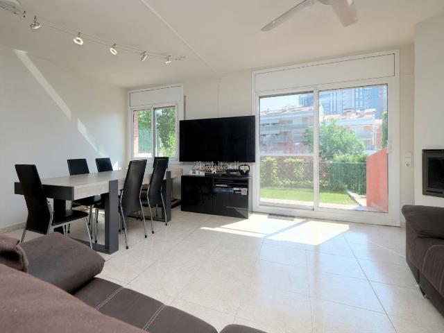 Casa adosada en venta en Terrassa, Segle XX. CASA ENTREMEDIANERAS CON TERRAZA BARRIO SEGLE XX. Casas adosadas.