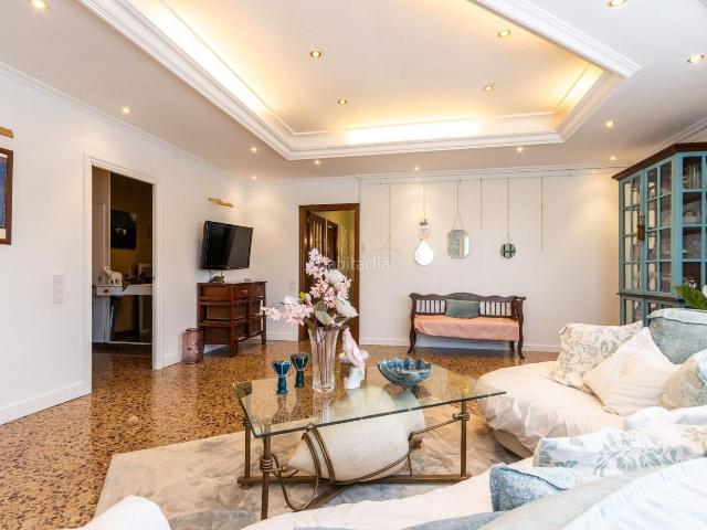Casa adosada en venta en Terrassa, Poble Nou. CASA ADOSADA EN POBLE NOU: 5 HABS. + 3 BAÑOS + TERRAZA + GARAJE. Casas adosadas.