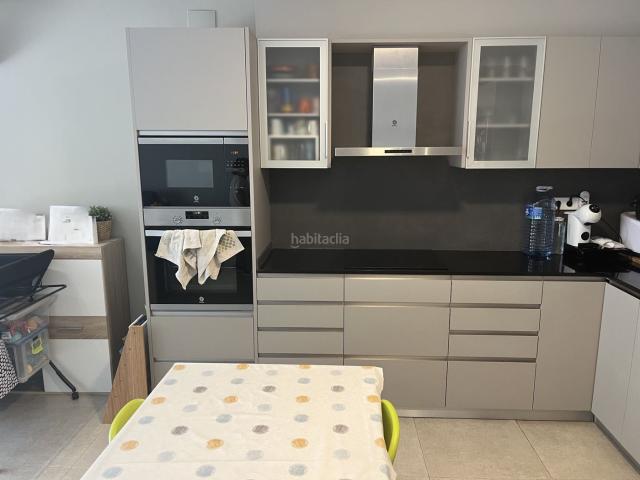 Casa adosada en venta en Terrassa, Torre Sana. Preciosa casa, muy luminosa: salón comedor cocina, 4 habitaciones, 3 baños, terrazas, PK y patio. Casas adosadas.