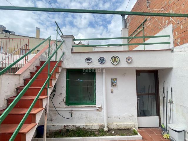 Casa adosada en venta en Terrassa, Zona Esportiva. POBLE NOU. CASA ADOSADA DE 2HABS. + 1 BAÑO + PATIO + TERRAZA + GARAJE. Casas adosadas.