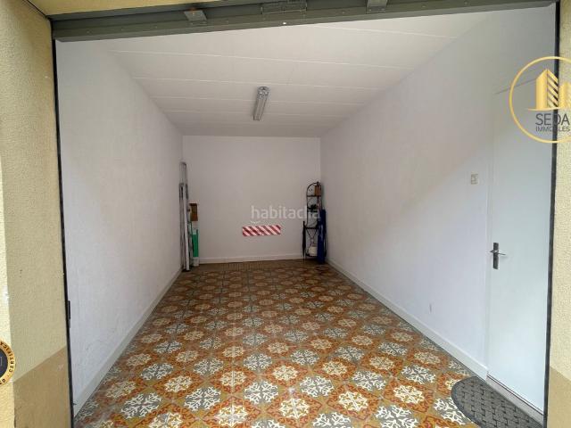 Casa adosada en venta en Terrassa, Zona Esportiva. Planta baja con patio y terraza en Poble Nou, lista para entrar a vivir. Casas adosadas.