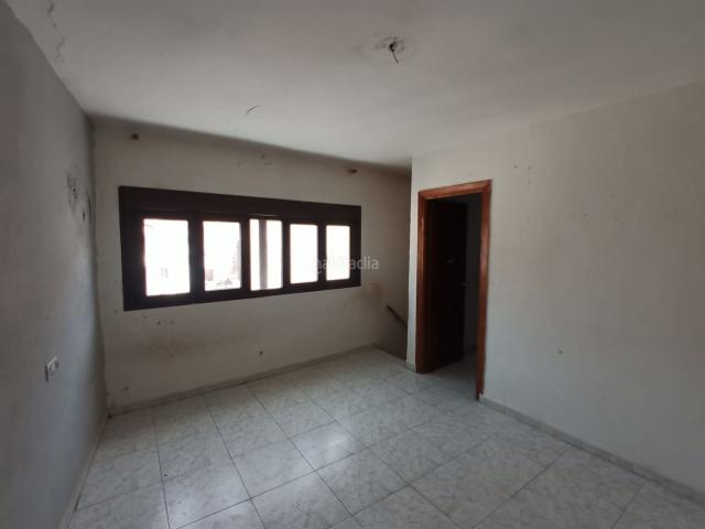 Casa adosada en venta en Tíjola. Vivienda unifamiliar en Tíjola. Se trata de una casa de pueblo localizada en la calle Jorquera 16 en el municipio de Tíjola Almerí. Casas adosadas.