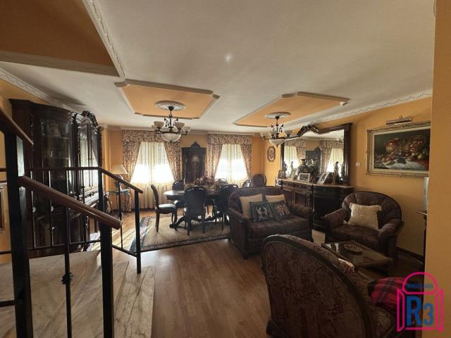Casa adosada en venta en Trobajo del camino. Amplio adosado en la Sal. Amueblado. Casas adosadas Trobajo del.