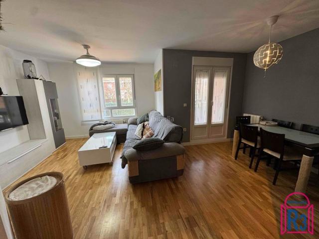 Casa adosada en venta en Trobajo del camino. Bonito adosado muy soleado zona Miguélez. Casas adosadas Trobajo del.