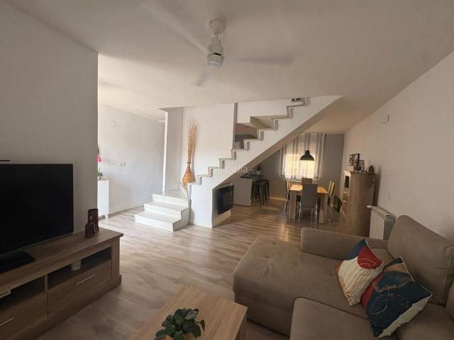 Casa adosada en venta en Uceda. Encantador Chalet Adosado completamente reformado en Uceda! Patio trasero con porche y barbacoa!. Casas adosadas.