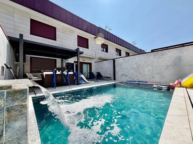 Casa adosada en Venta en Urbanizaciones
