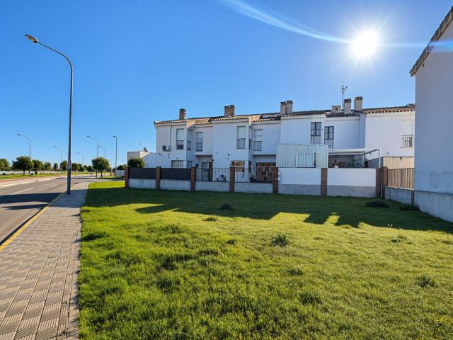 Casa adosada en venta en Utrera – 4 dormitorios, sótano y amplio espacio familiar