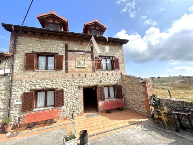 Casa adosada en venta en Val de San Vicente. Casa adosada de 9 habitaciones en Serdio. Casas adosadas Val de San.