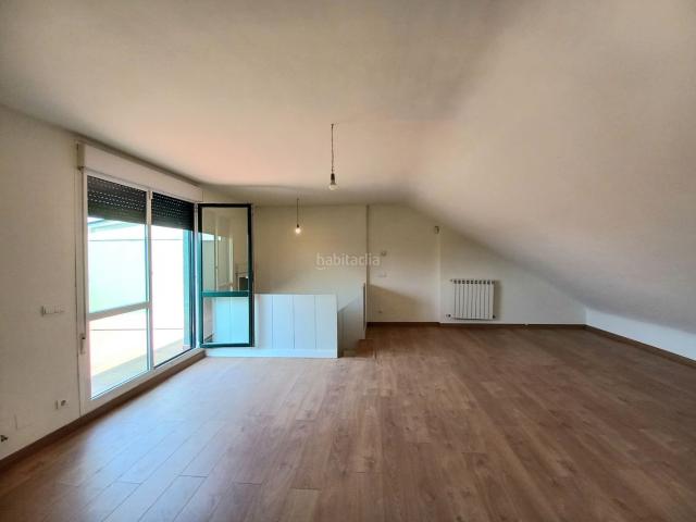 Casa adosada en venta en Valdorros. VIVIENDA UNIFAMILIAR CON AMPLIO JARDÍN DE RECIENTE CONSTRUCCIÓN. Casas adosadas.