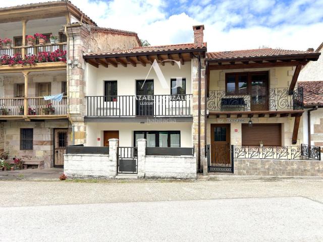 Casa adosada en venta en Valdáliga. Amplia casa adosada con buhardilla para personalizar en Roiz, Cantabria. Casas adosadas.