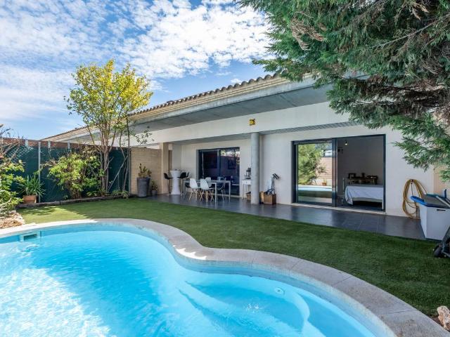 Casa adosada en Venta en Valdefierro