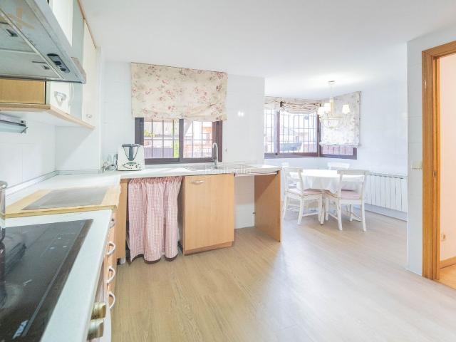 Casa adosada en venta en Valdemoro, Restón I Restón II. Amplio y luminoso chalet adosado de 4 habitaciones en la zona del Restón en Valdemoro. Casas adosadas.