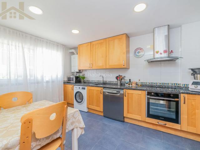 Casa adosada en venta en Valdemoro, Restón I Restón II. Espectacular chalet adosado en El Restón II, en urbanización privada con piscina y zonas deportivas. Casas adosadas.