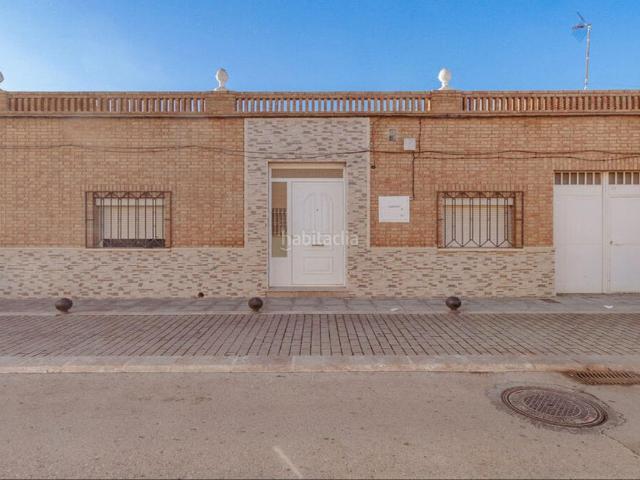 Casa adosada en venta en Valdepeñas. Excelente oportunidad para adquirir una casa en la localidad de Valdepeñas en Ciudad Real. Tiene una superficie total construida d. Casas adosadas.