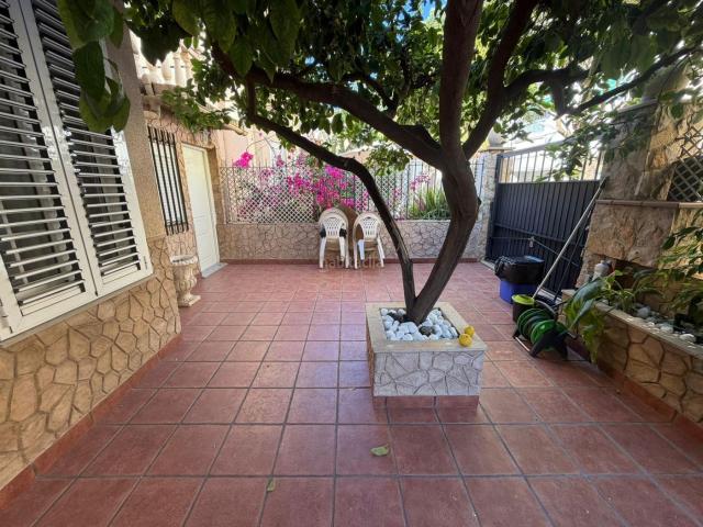 Casa adosada en venta en Valencia, L´Hort de Senabre. Adosado con jardín, chimenea y terraza con barbacoa en Valencia. Casas adosadas.