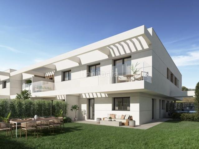 Casa adosada en venta en Valladolid, Huerta del Rey. Unifamiliar de 4 dormitorios en urbanización cerrada con zonas comunes. Casas adosadas.
