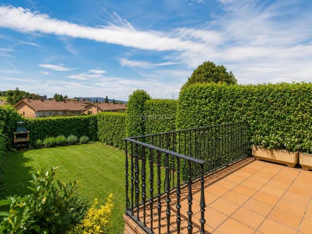 Casa adosada en venta en Valle de Egüés Eguesibar, Olaz. Vivienda adosada en Gorraiz con jardín privado. Casas adosadas Valle de Egüés.