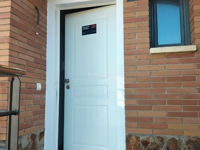 Casa adosada en venta en Vallgorguina. CASA ADOSADA SEMINUEVA DE 180M2 CON 74M2 DE PATIO EN ENTORNO PRECIOSO A 1MIN DEL CENTRO. Casas adosadas.
