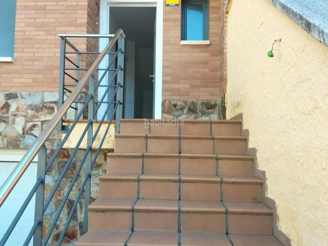 Casa adosada en venta en Vallgorguina. CASA ADOSADA SEMINUEVA DE 180M2 Y 74M2 DE PATIO EN ENTORNO PRECIOSO A 1MIN DEL CENTRO. Casas adosadas.