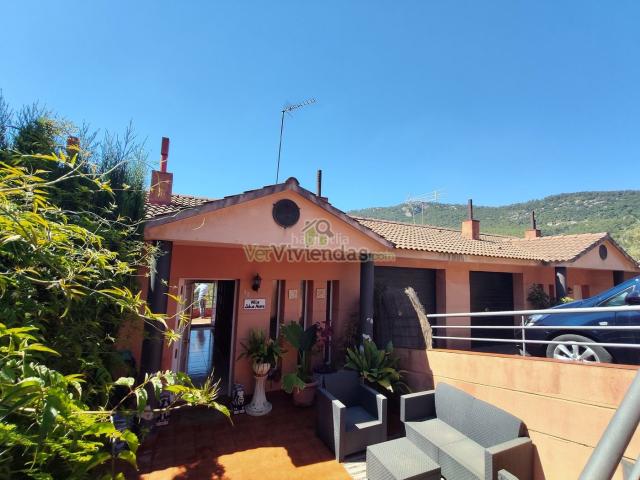 Casa adosada en venta en Vallirana. Bonita casa adosada con jardín. Casas adosadas.