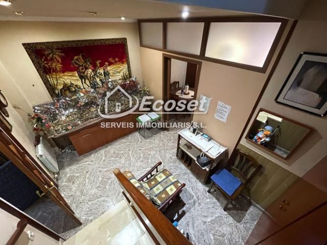 Casa adosada en venta en Vallirana. Casa de pueblo adosada de 220 m² con patio de 100 m² en el centro. Casas adosadas.