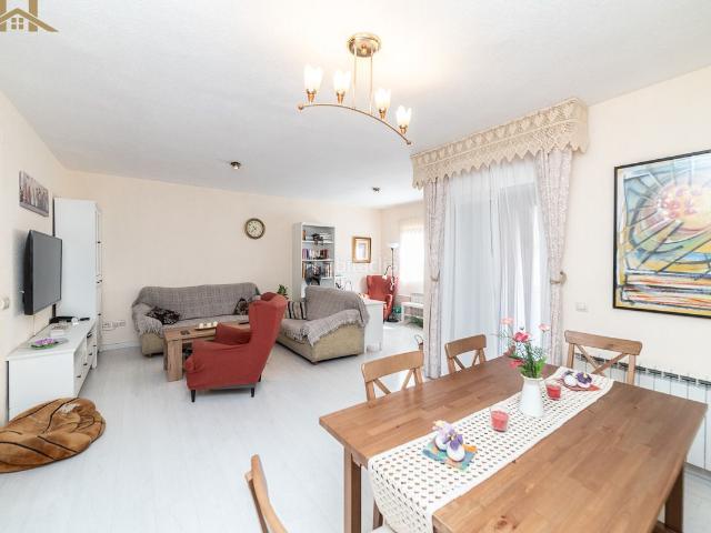 Casa adosada en venta en Valmojado. MAGNÍFICO CHALET ADOSADO EN VALMOJADO. Casas adosadas.