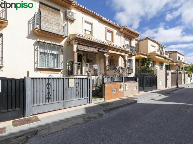 Casa adosada en venta en Vegas del Genil, Purchil. Amplia casa adosada con piscina privada. Casas adosadas Vegas del.
