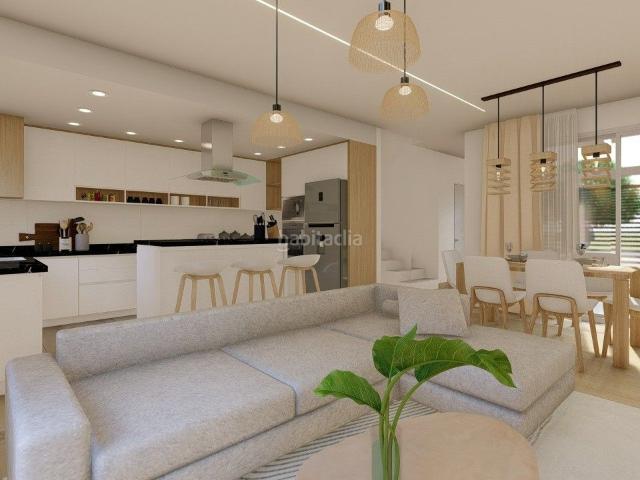 Casa adosada en venta en Vélez Málaga, Camino Algarrobo Las Arenas. Se vende unifamiliar adosado en terreno con proyecto y licencia de obra concedida para su construcción. Casas adosadas Vélez.