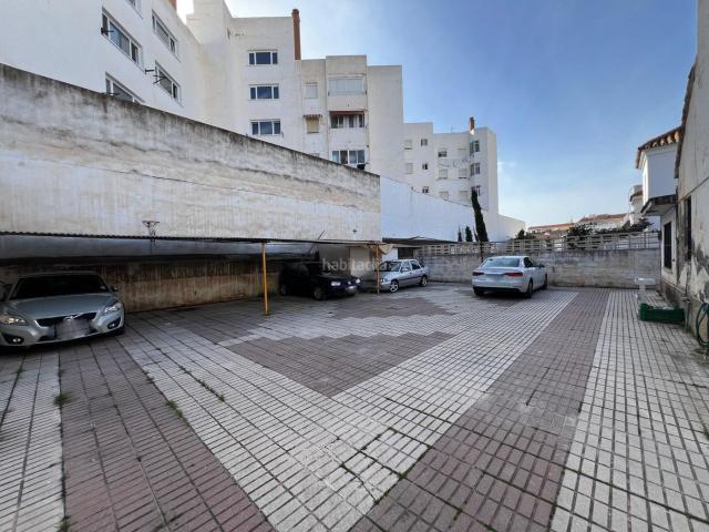 Casa adosada en venta en Vélez Málaga, Hispanidad Vivar Téllez. Encantadora casa adosada de dos plantas, ideal para quienes buscan un proyecto de reforma personalizable. Casas adosadas Vélez.