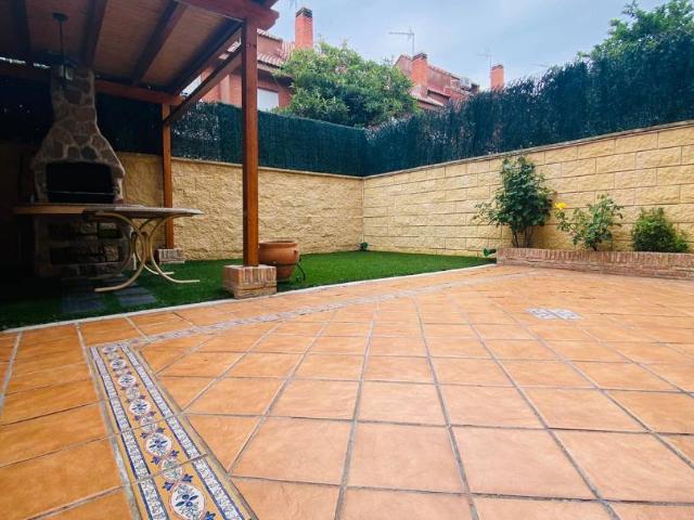 Casa adosada en Venta en Velilla de San Antonio