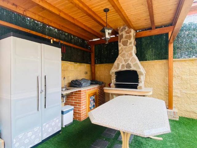 Casa adosada en Venta en Velilla de San Antonio