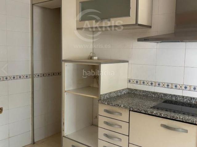 Casa adosada en venta en Ventas de Retamosa Las. Chalet pareado de 4 dormitorios con patio. Casas adosadas Ventas de Retamosa.