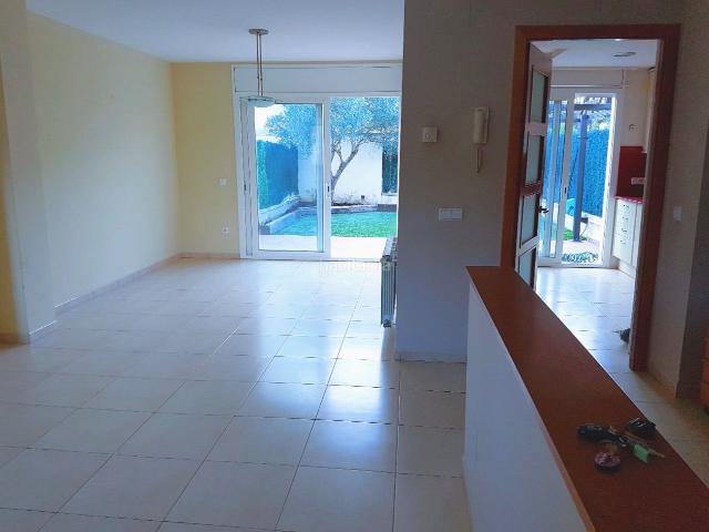 Casa adosada en venta en Vidreres, Centre. Casa adosada con jardín, parking y vistas despejadas en el corazón de Vidreres junto a Escola Sant Iscle Y CAP. Casas adosadas.