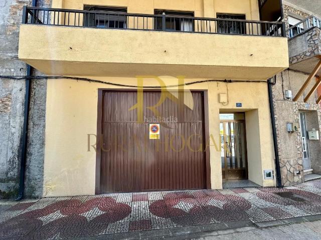 Casa adosada en venta en Vilamartín de Valdeorras. VILLAMARTIN DE VALDEORRAS: CASA AMPLIA CON GARAJE PARA ENTRAR A VIVIR !. Casas adosadas Vilamartín de.