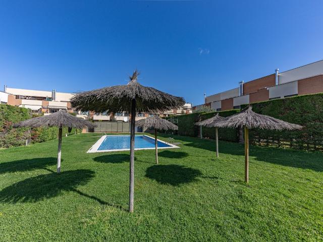 Casa adosada en venta en Vilanova del Vallès. CASA ADOSADA ESQUINERA DE 289 M² CON 3 DORMITORIOS, ESTUDIO POLIVALENTE, JARDÍN, TERRAZAS Y PISCINA. Casas adosadas Vilanova del.