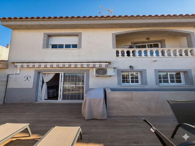 Casa adosada en venta en Vilanova i La Geltrú, de 175 m² 4 habitaciones por 429.000