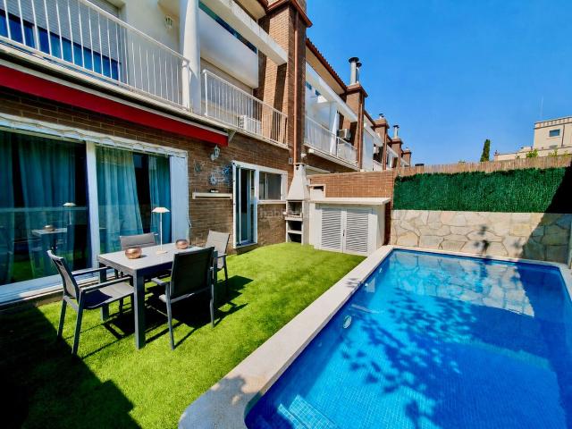 Casa adosada en venta en Vilanova i la Geltrú, Molí de Vent Costa Dorada. Exclusiva vivienda familiar con piscina privada. Casas adosadas Vilanova i la.