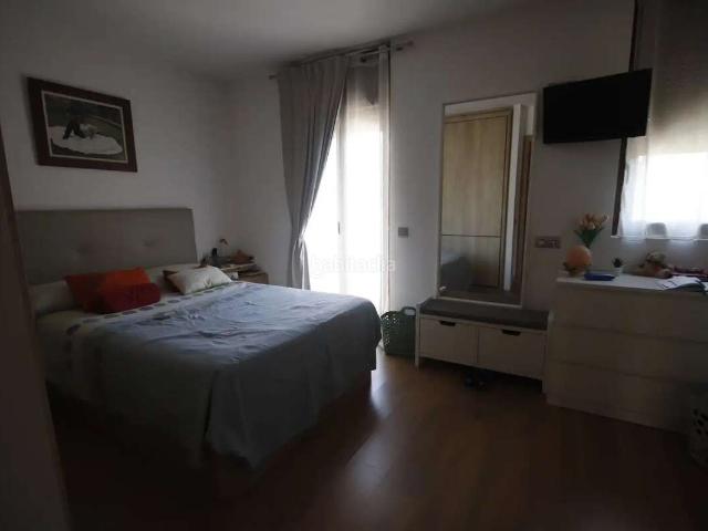 Casa adosada en venta en Viladecans, Centre. Casa adosada reformada con parking de 120 m y terraza en el centro de Viladecans. Casas adosadas.