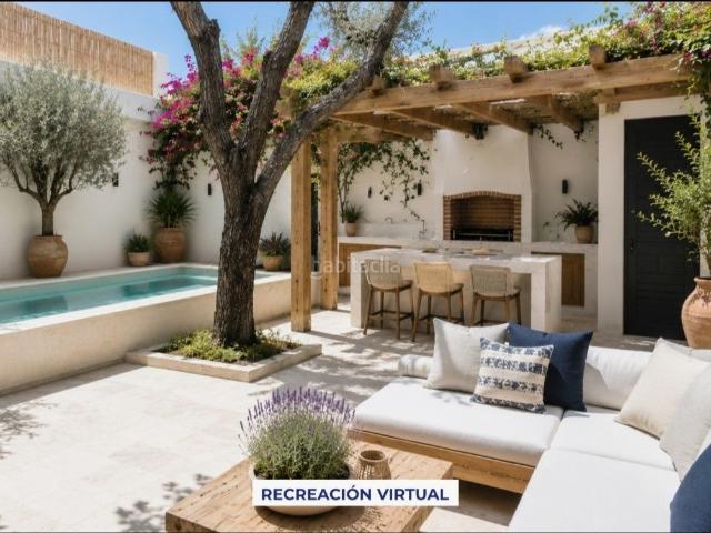 Casa adosada en venta en Vilallonga Villalonga. Casa con un gran potencial de lujo con terraza de 55 m2 y solarium cereca de la costa y de la montaña. Casas adosadas Vilallonga.