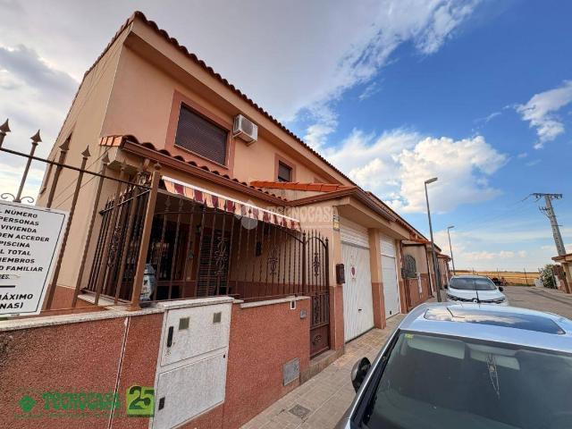 Casa adosada en Venta en Villatobas