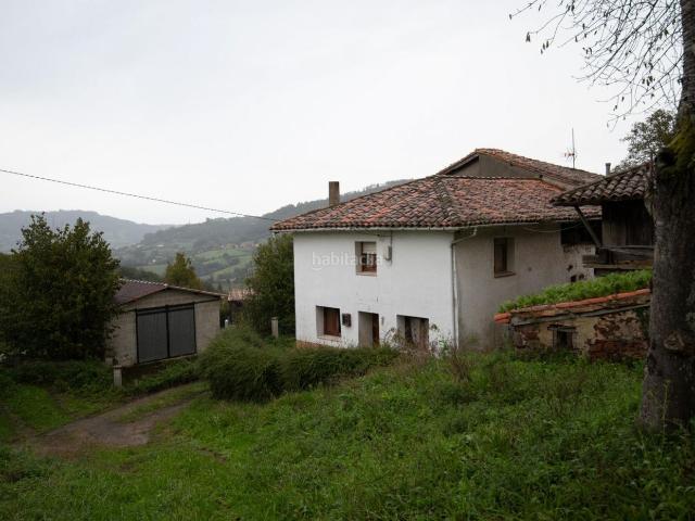 Casa adosada en venta en Villaviciosa, Parroquias surorientales. Casa para reformar con cuadra, fincas rústicas y monte de eucaliptos. Casas adosadas.