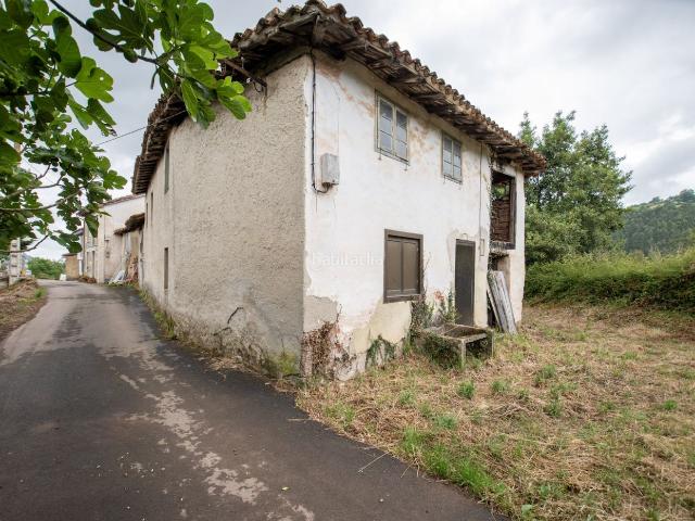 Casa adosada en venta en Villaviciosa, Parroquias surorientales. Casa para rehabilitar con cuadra, hórreo y finca edificable en La MadalenaVillaviciosa. Casas adosadas.