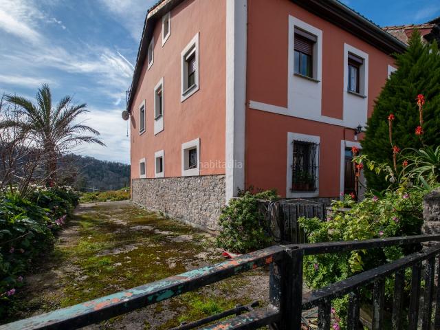 Casa adosada en venta en Villaviciosa, Parroquias surorientales. En el encantador municipio de Villaviciosa, se presenta una magnífica oportunidad para adquirir una vivienda adosada que destaca p.
