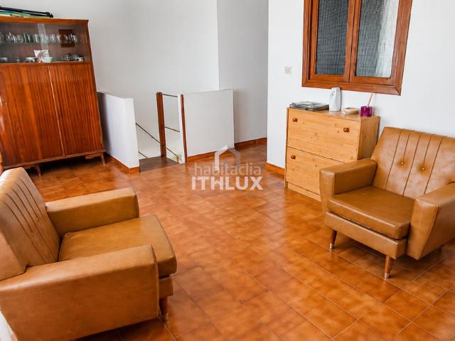 Casa adosada en venta en Villalba de los Barros. Amplia vivienda de 175 m situada en una zona tranquila de Villalba de los Barros, próxima al castillo. Dispone de 6 dormitorios, 2. Casas adosadas.