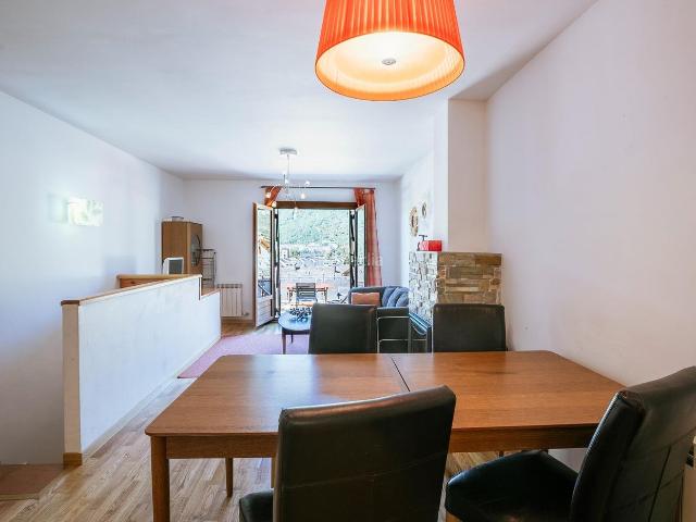 Casa adosada en venta en Villanúa. Casa en Villanúa con encanto, terraza y jardín con barbacoa. Casas adosadas.